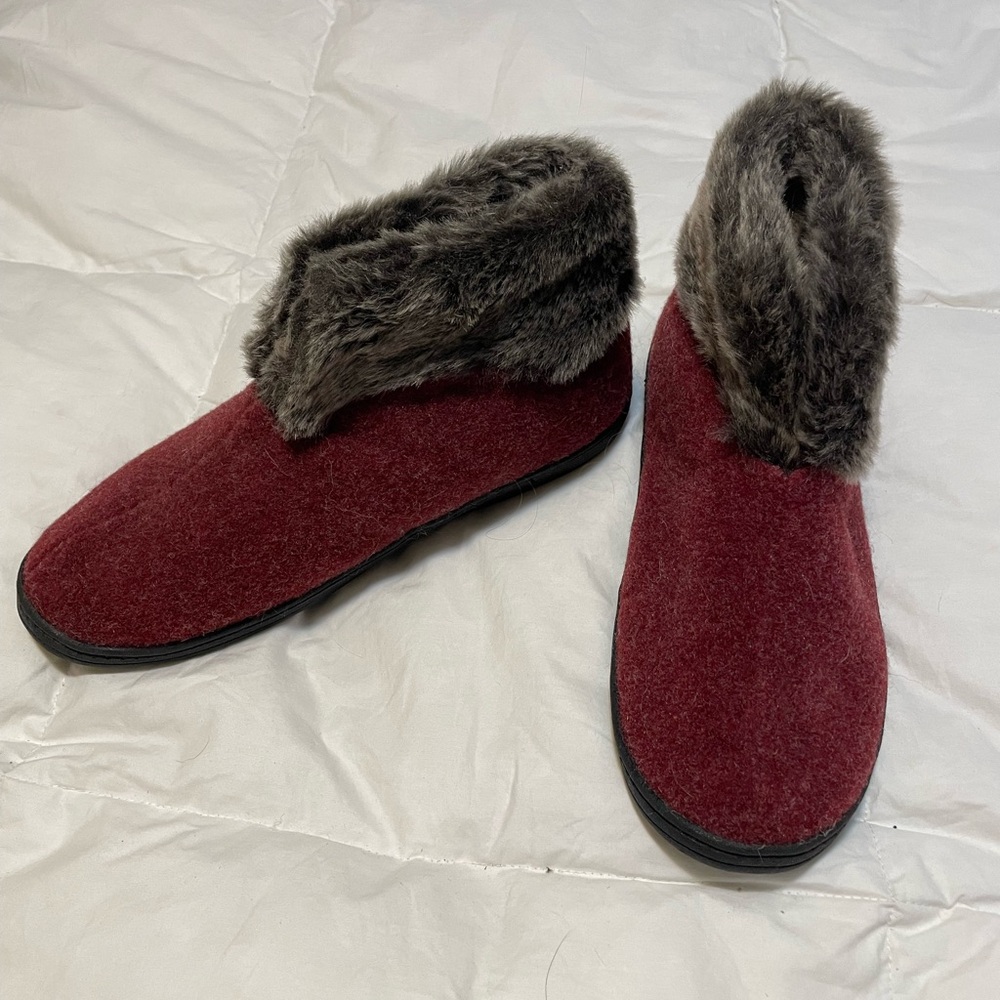 Acorn Faux Fur Lined Cozy Slippers with Grip Soles Sz 9.5/10